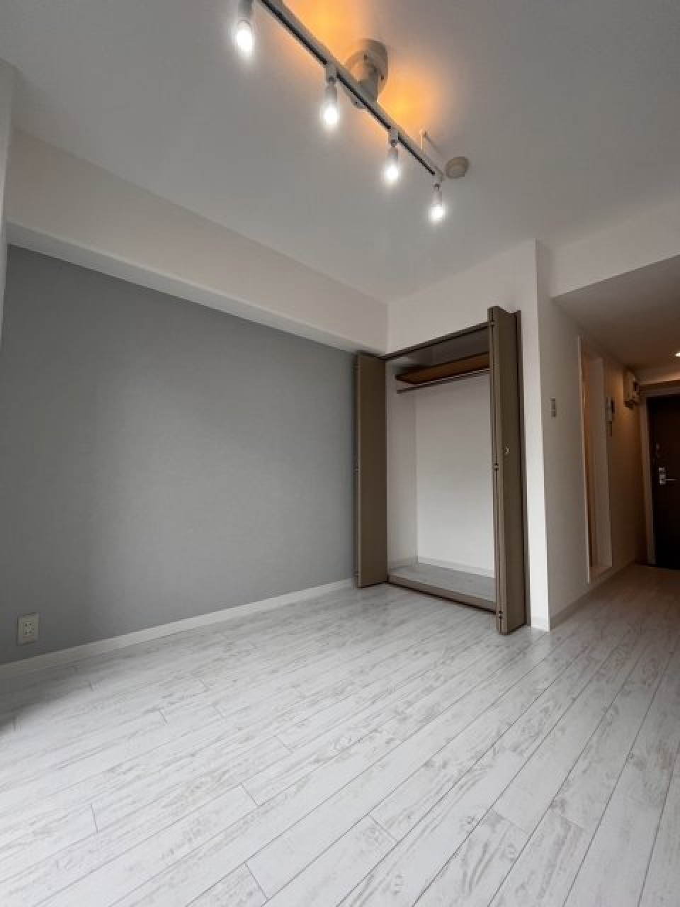 グレーのアクセントウォールがオシャレですね！