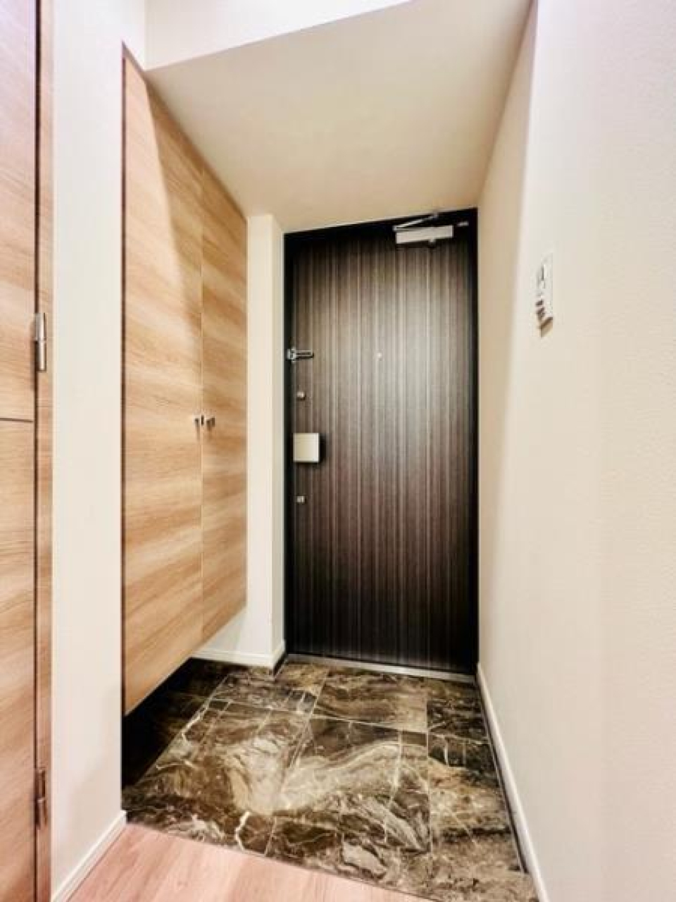 玄関のフロアが大理石調でオシャレですね！