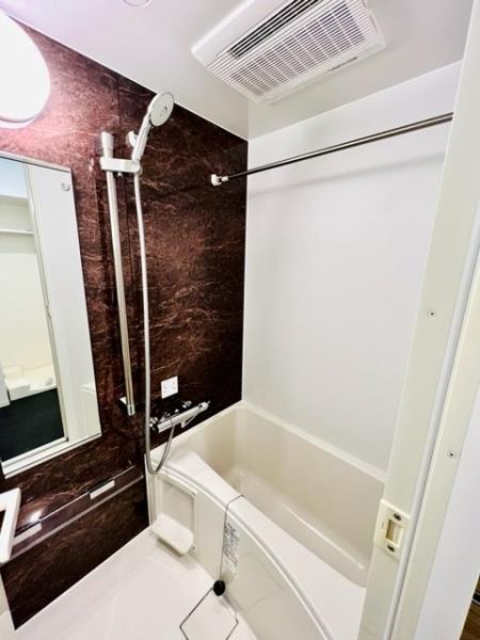 ダークトーンのパネルが落ち着いた雰囲気を演出しています。