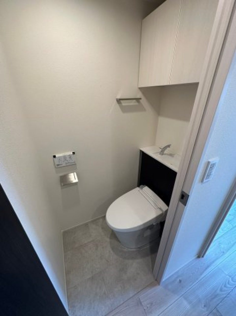 棚があるので掃除用具を整理整頓しやすそうです。