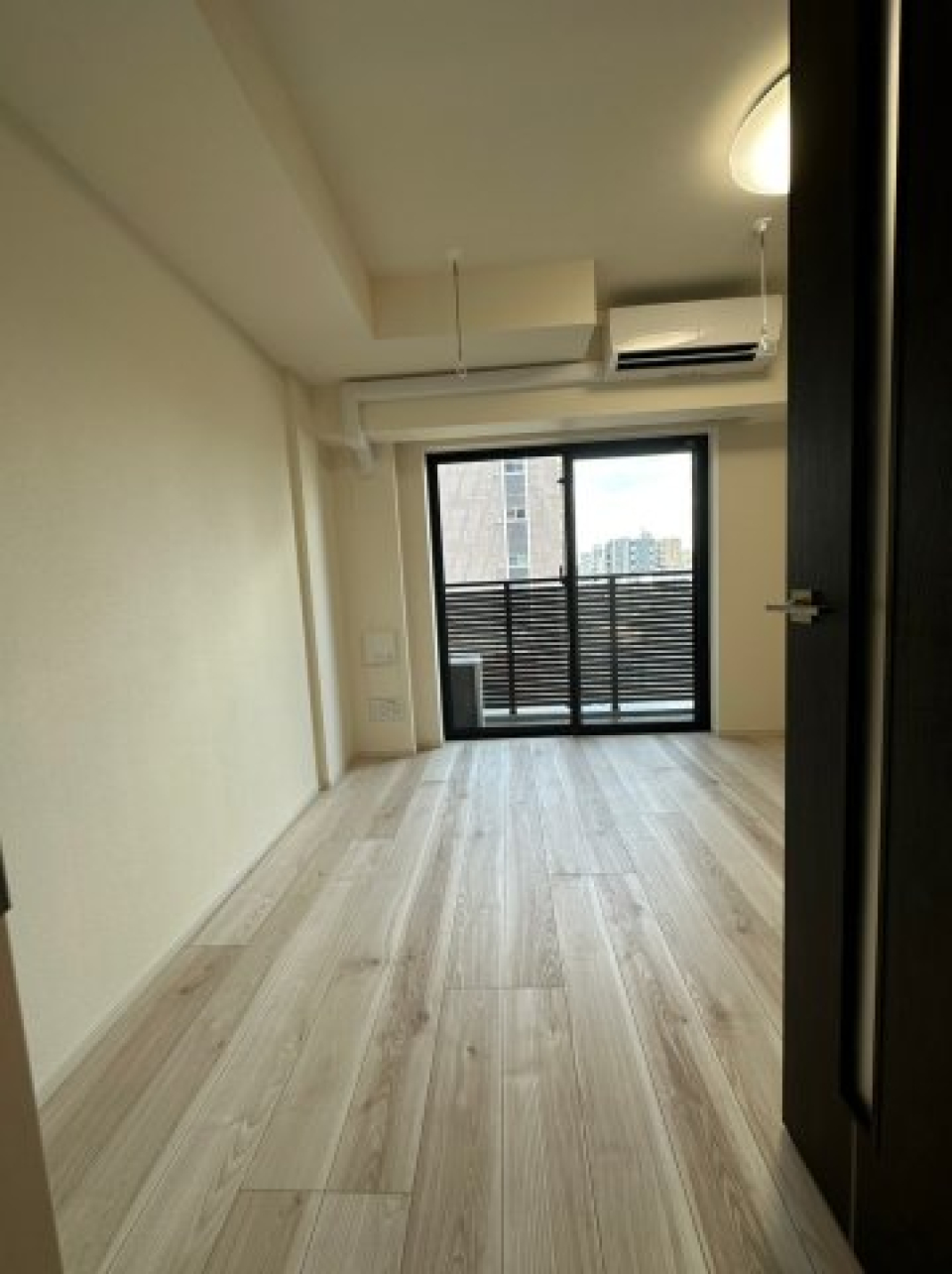 バルコニーから光が差し込みます。