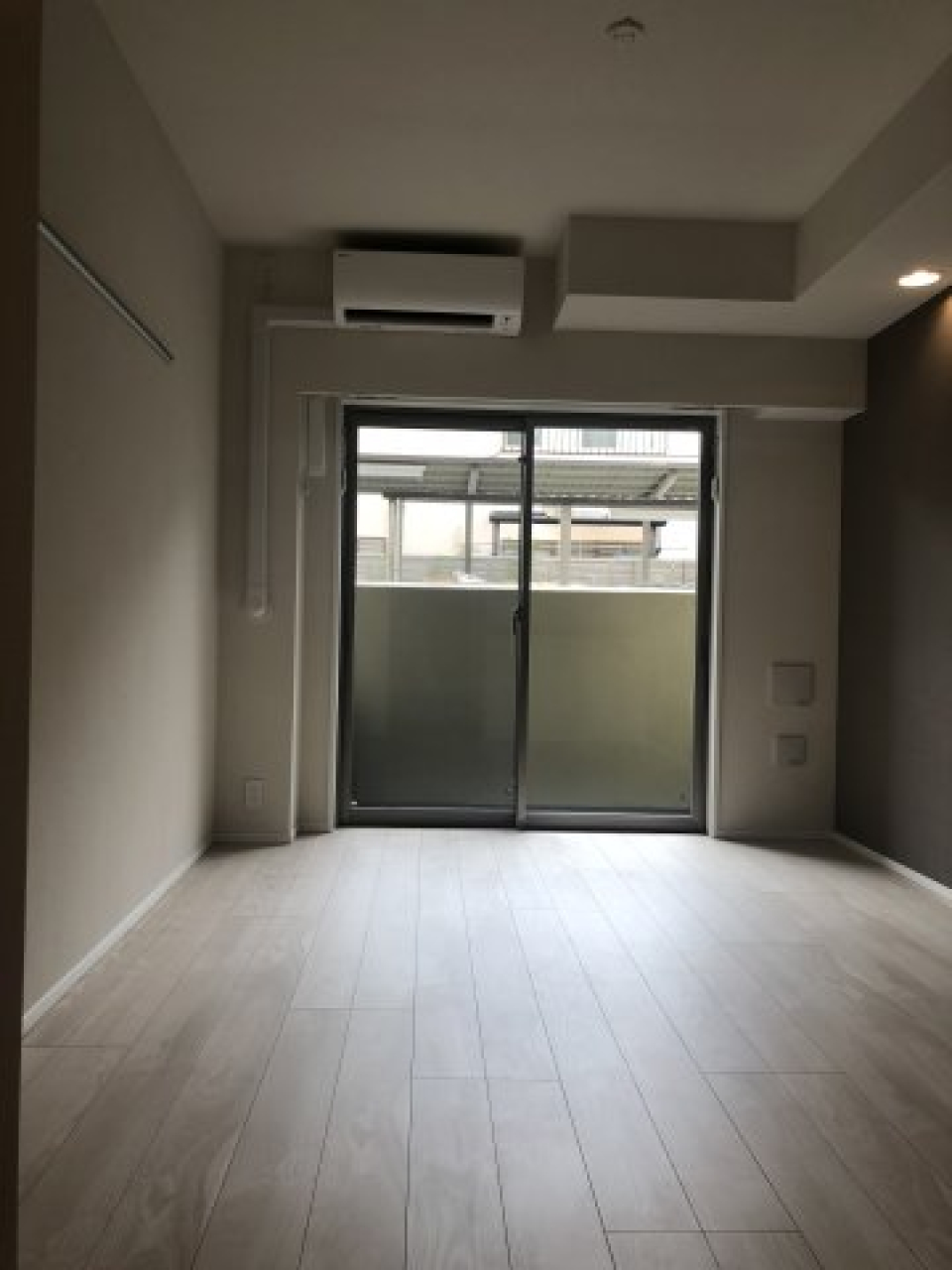 バルコニーへのアクセスも可能。