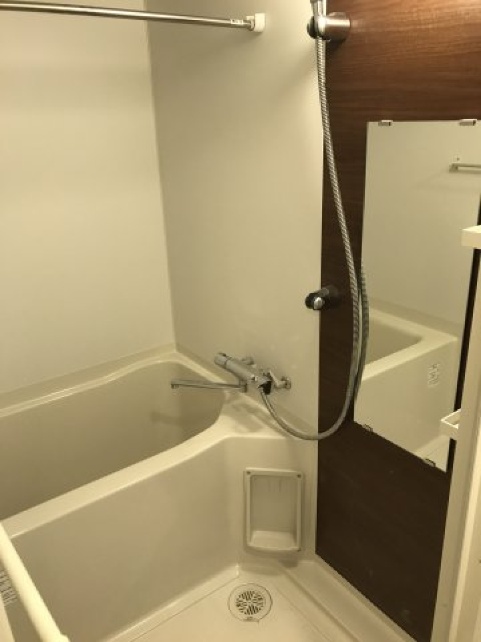 鏡付きの浴室です。