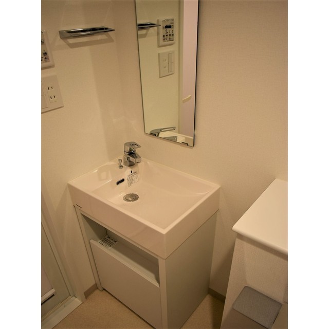 トイレの横には洗面台があります。