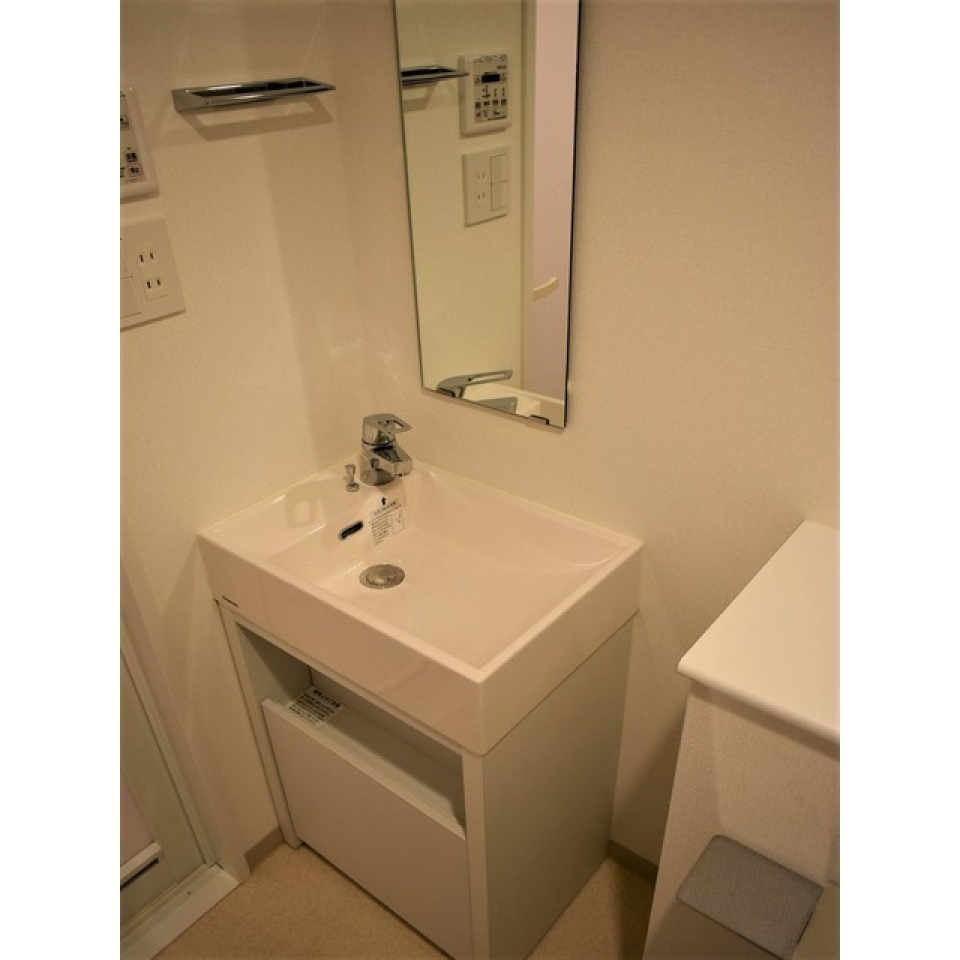 トイレの横には洗面台があります。