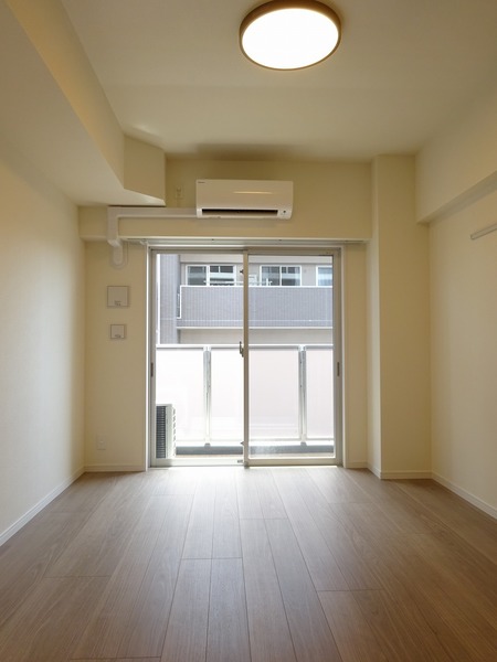 バルコニーからの光が差し込みます。