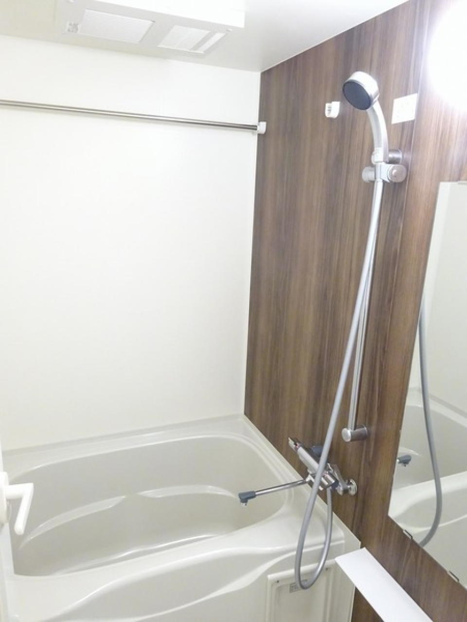 ウッド調のパネルが導入された浴室。