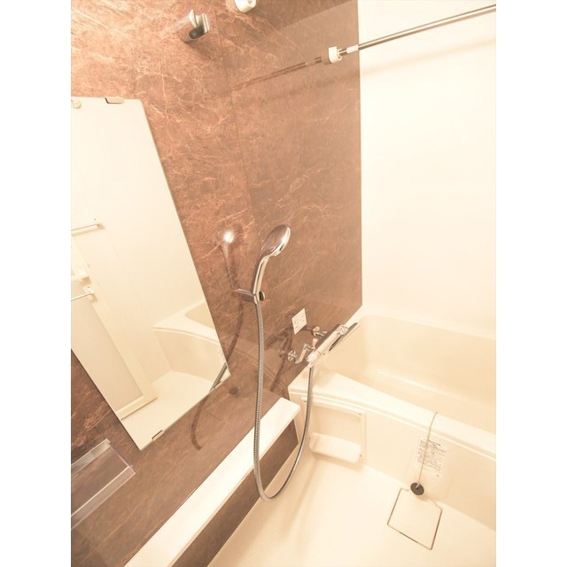 ナチュラルなパネルで落ち着いた雰囲気の浴室になっています。