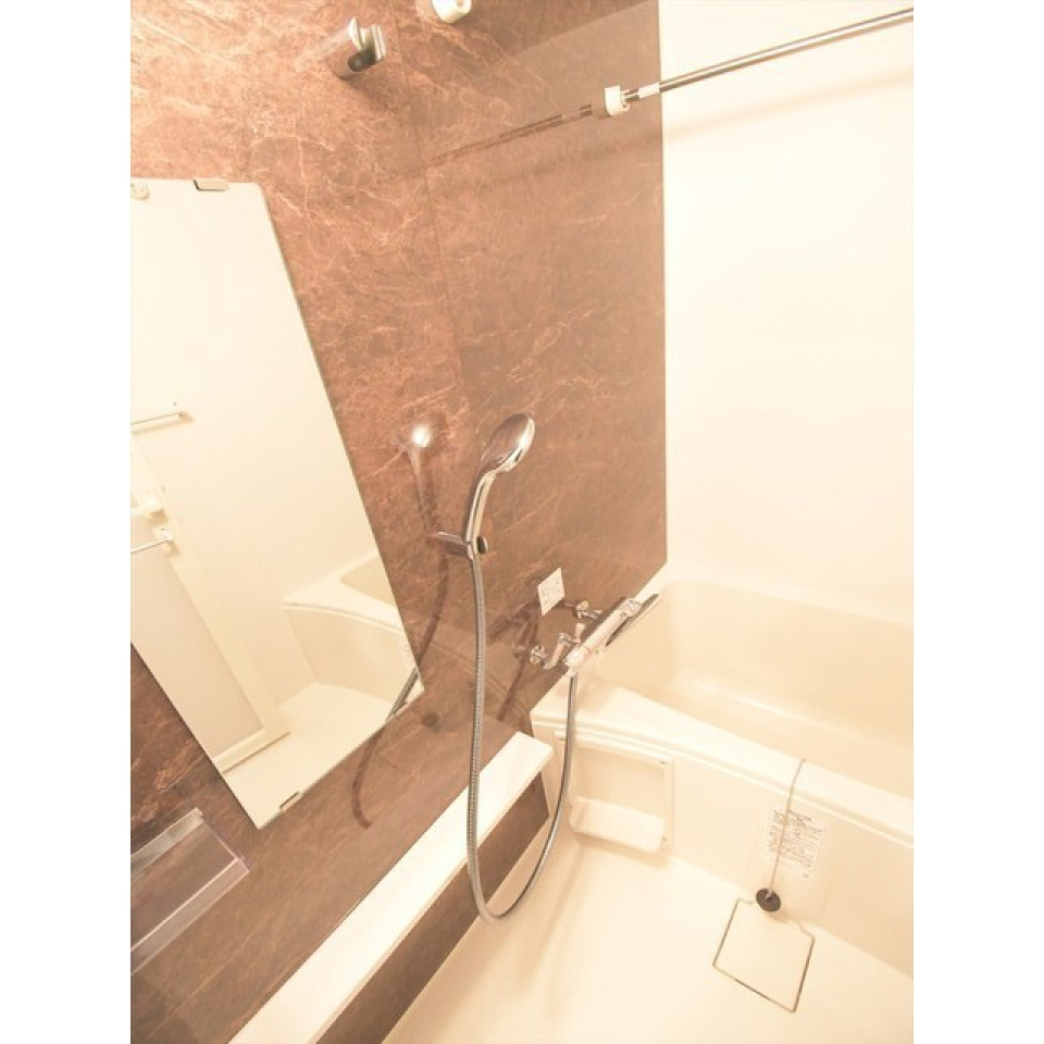 ナチュラルなパネルで落ち着いた雰囲気の浴室になっています。