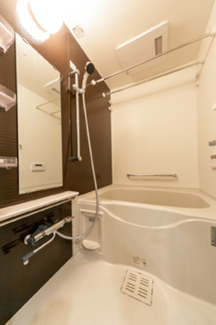 落ち着く色合いの浴室ですね♪※写真は同タイプ住戸です。