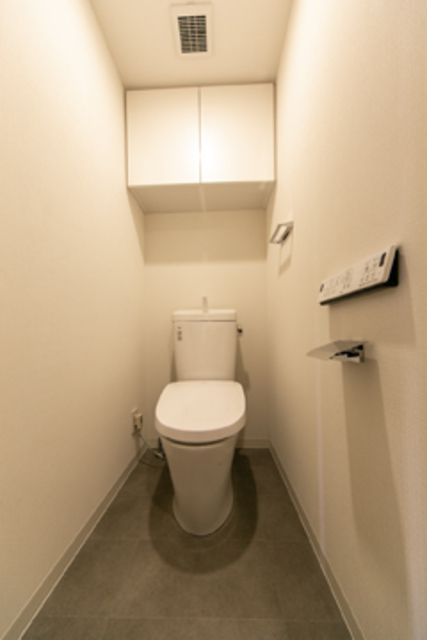 棚があるので掃除用具を整理整頓しやすそうです。※写真は同タイプ住戸です。