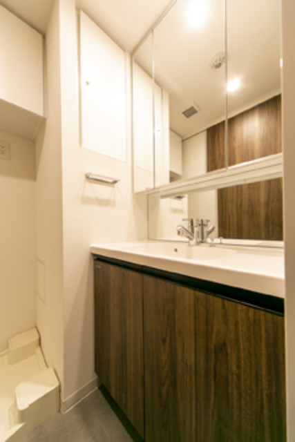 ３面鏡の独立洗面台で身支度を。※写真は同タイプ住戸です。