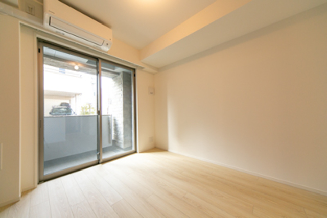 バルコニーから光が漏れています。※写真は同タイプ住戸です。