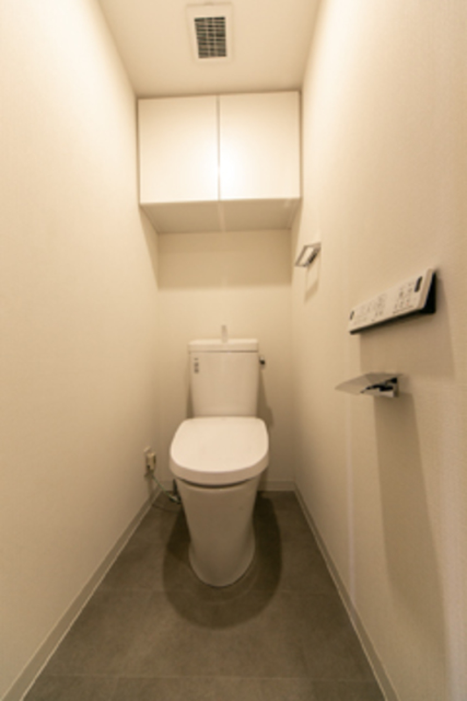 棚があるので掃除用具を整理整頓しやすそうです。※写真は同タイプ住戸です。