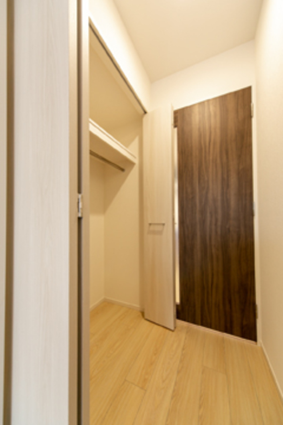 洋室の出口にクローゼット。※写真は同タイプ住戸です。