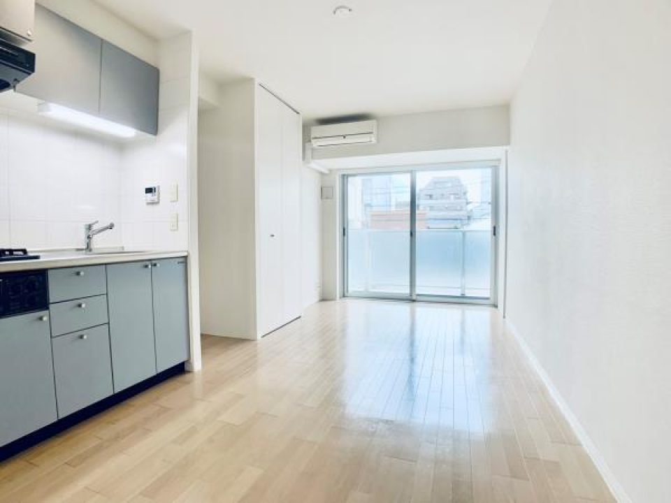 窓から暖かい陽射しが入ってきます