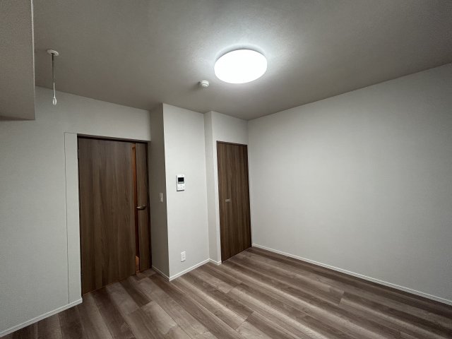 落ち着いた色目のフローリング、