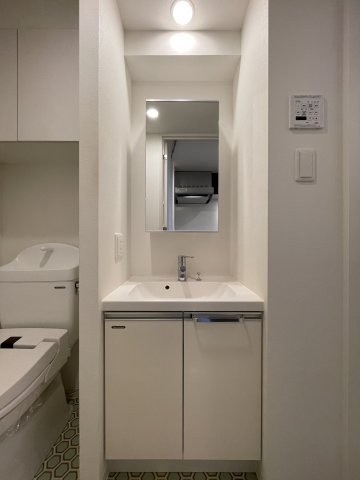 独立洗面台の隣にはトイレがあります。