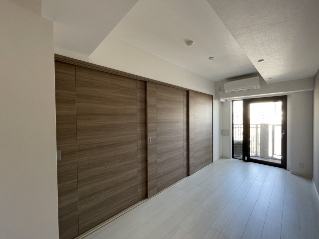 こちらの扉を開けると収納になっています。