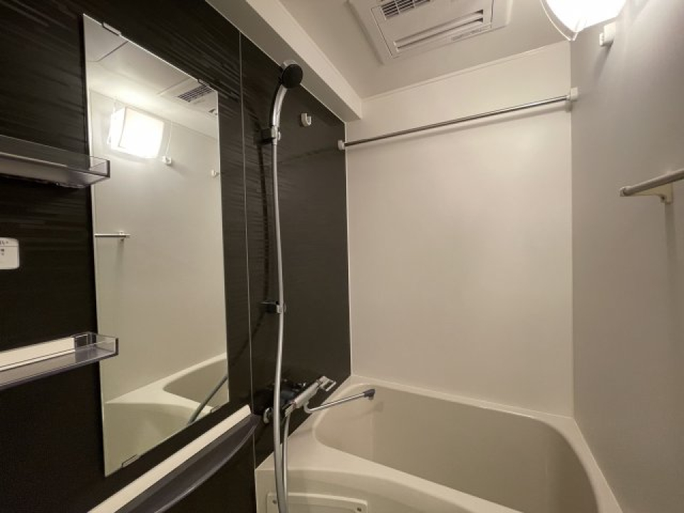 ダークトーンのパネルが導入されたキッチンです。