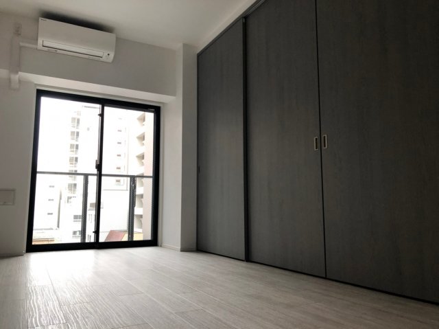 黒い建具が使われた収納です。