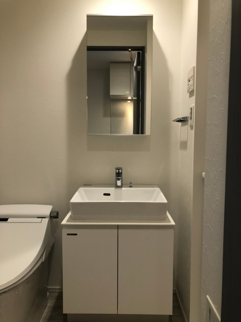 洗面台とトイレはお隣同士。