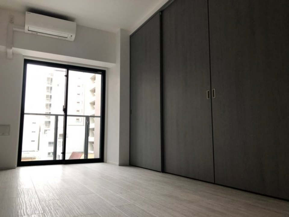 黒い建具が使われた収納です。