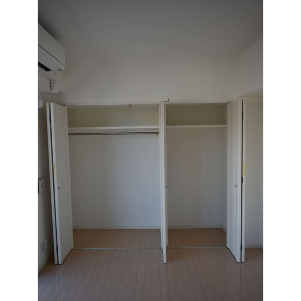 ハンガーパイプ付きの収納もあります。