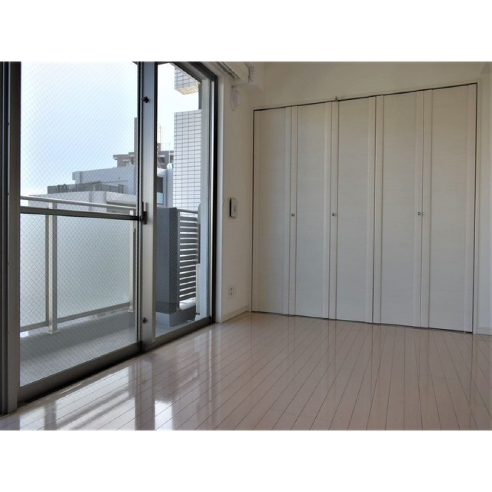 窓の外の景色がよく見えるリビングルーム。