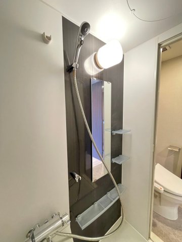 ダークトーンのパネルが引き締まった空間にしますね。