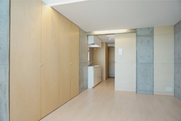 コンクリートとガラス、木の異素材が醸し出すスタイリッシュ空間