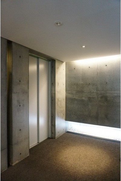 ダンジョン感のあるエレベーターホール