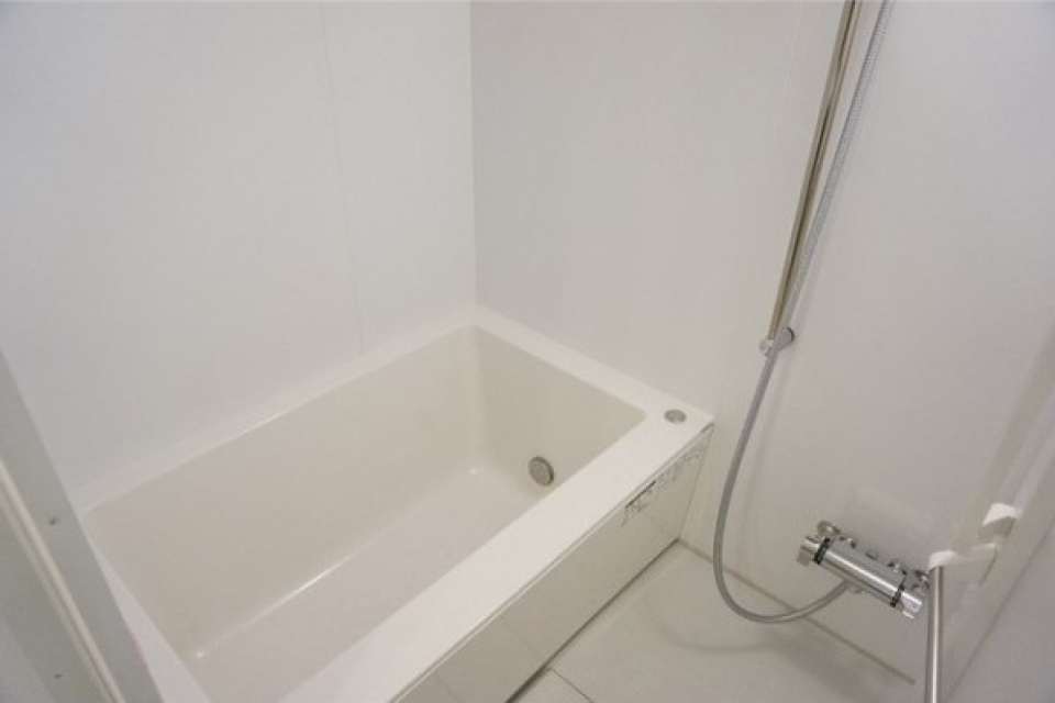 シンプルなバスルームは浴室乾燥機能付き