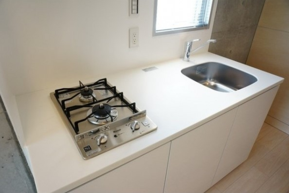 シンプルながら作業スペースも十分にありちゃんと自炊できそうなキッチン