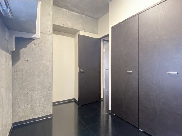 ベッドルームは11.8帖、サービスルームは4.7帖です