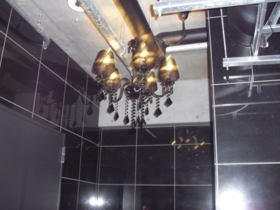 印象的な黒いシャンデリア