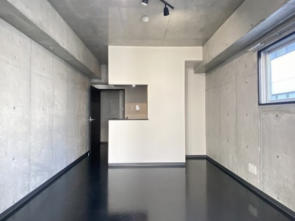 コンクリ打ちっ放しに黒で統一されたミステリアスな空間