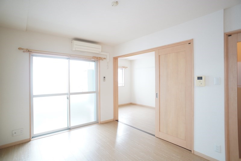 リビングルームへの日当たりも良好