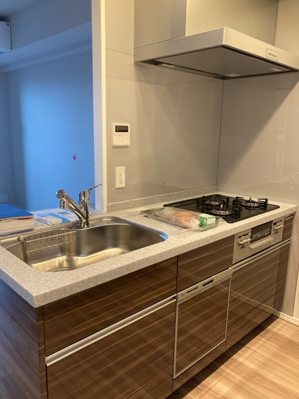 3口のガスコンロが導入されています。※写真は同タイプ住戸です。