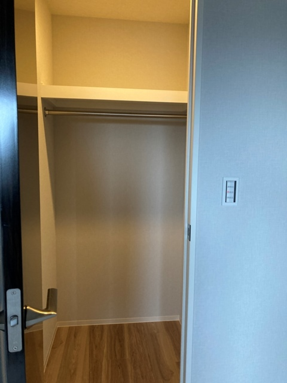 ウォーキングクローゼットの様子です。※写真は同タイプ住戸です。