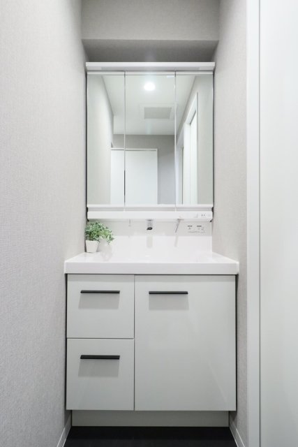 嬉しい独立洗面台。家具･小物はイメージです