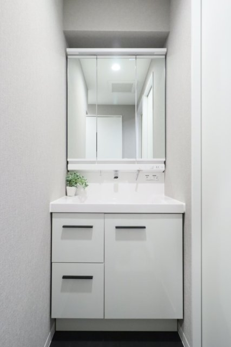 嬉しい独立洗面台。家具･小物はイメージです