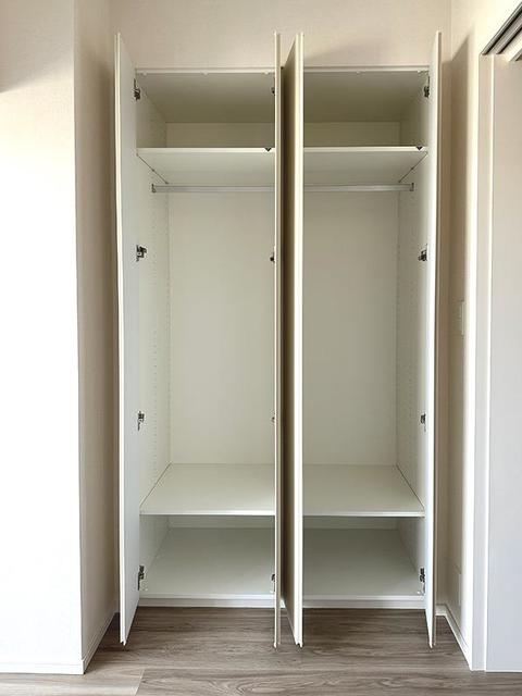 収納を開けた時の様子。※写真は同タイプ住戸です。