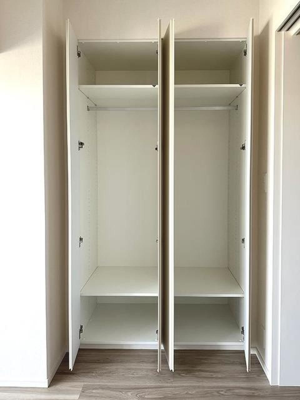 収納を開けた時の様子。※写真は同タイプ住戸です。