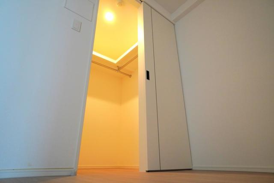 ウォークインクローゼット付きです。※写真は同タイプ住戸です。