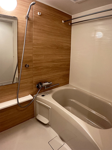 ナチュラルなパネルが導入された浴室です。※写真は同タイプ住戸です。