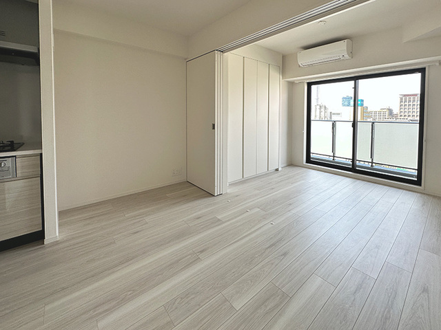 バルコニーから明るい光が差し込みます。※写真は同タイプ住戸です。