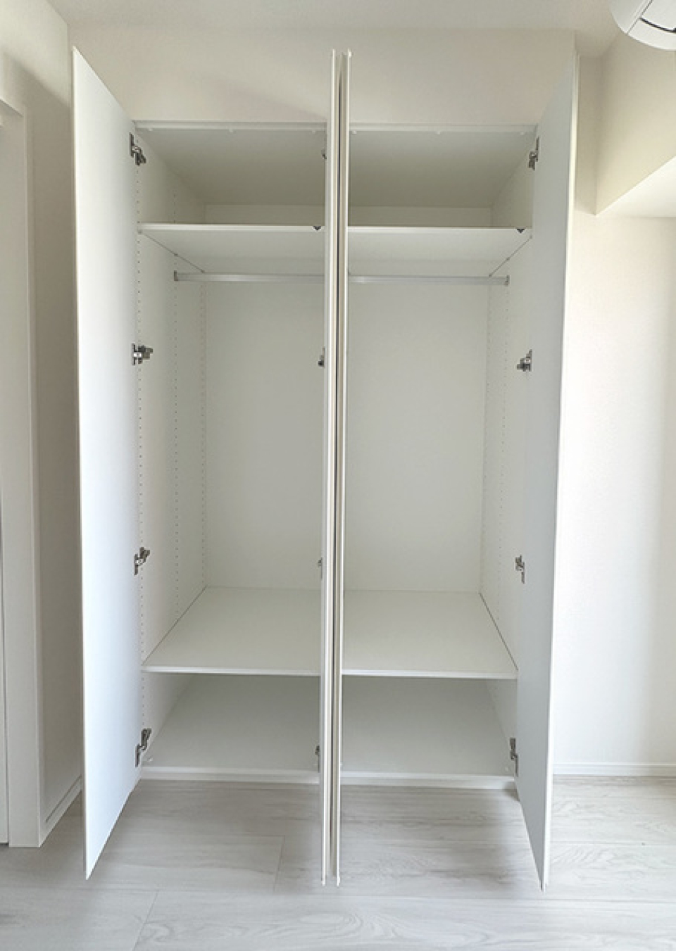 収納を開けた時の様子。※写真は同タイプ住戸です。