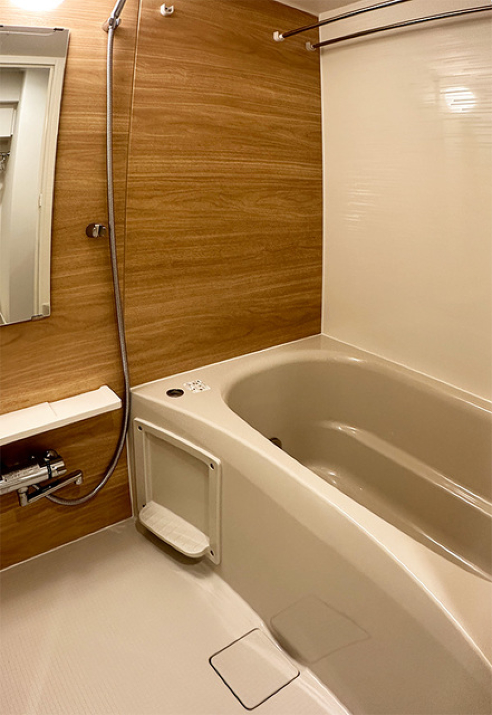 ナチュラルなパネルが導入された浴室です。※写真は同タイプ住戸です。