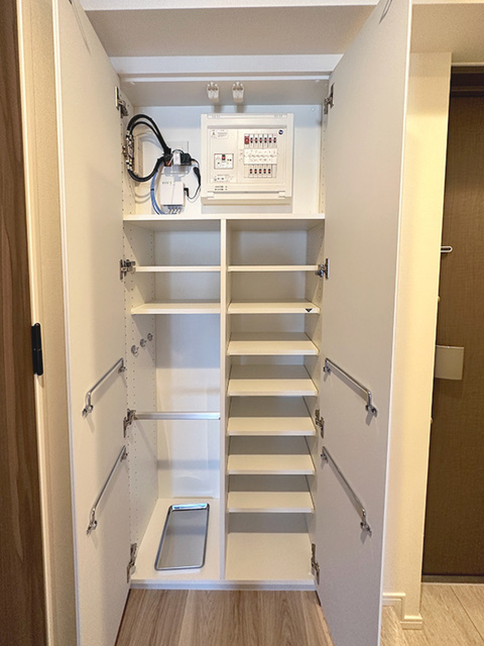 シューズボックスを開けた時の様子。
※写真は同タイプ住戸です。